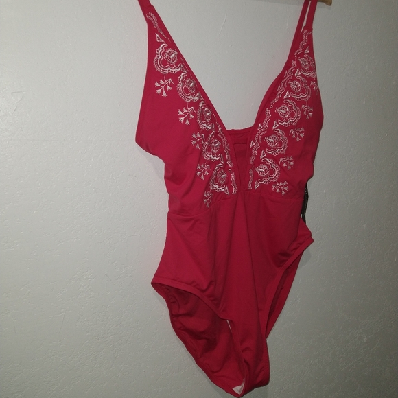 NWOT LA BLANCA Red Social Club Embroidered Plunge Swimsuit - Picture 5 of 12